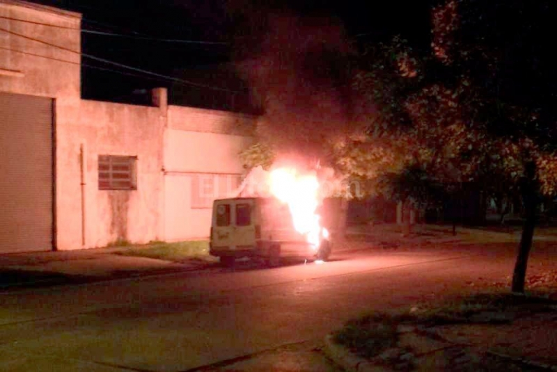 Quemaron una Renault Express en Barrio Jardín Mayoraz