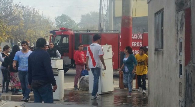 Dos menores y una mujer internados tras un incendio
