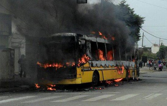 Se incendió un colectivo y causó pánico en los pasajeros