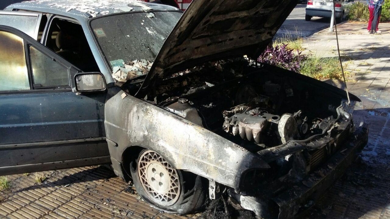 Se incendió un coche dentro de una vivienda