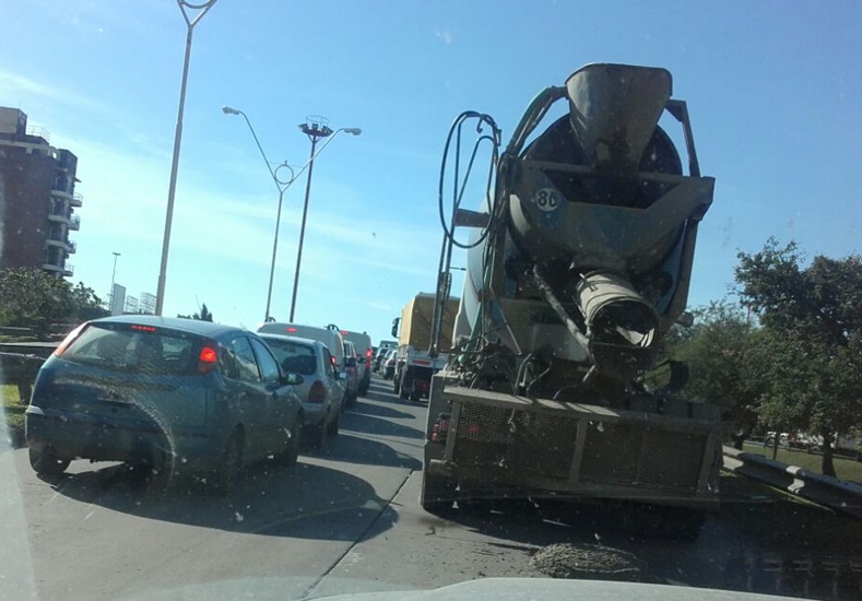 Caos vehicular en la ruta 168 tras el vuelco de un camión