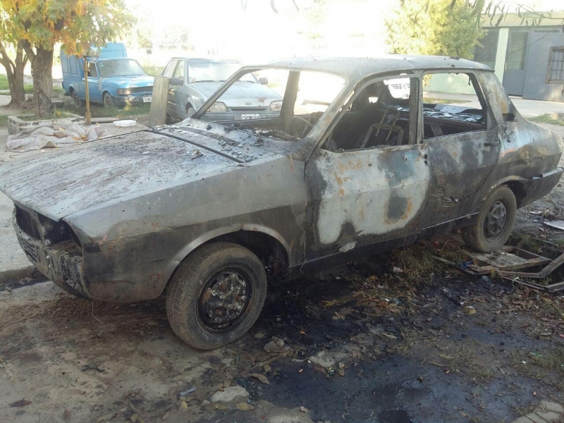 Otro vehículo incendiado en la capital 