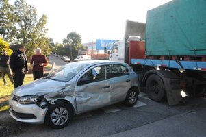 Choque entre camión y auto en Av. Alem