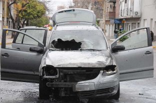 Un auto se incendió en pleno barrio Candioti