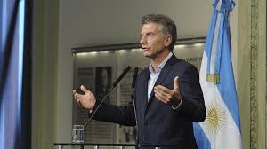 Macri anuncia créditos, asciende militares y va a la Bolsa de Cereales
