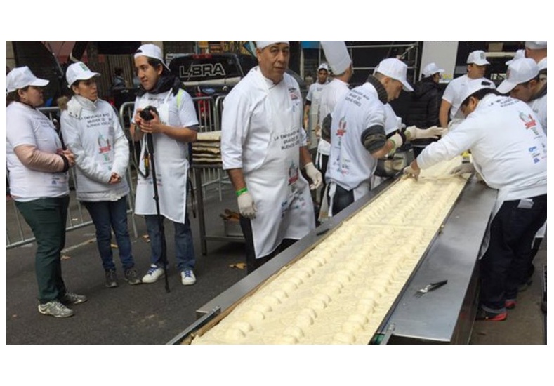 Una empanada de 80 metros en el microcentro porteño