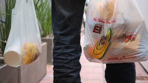 Defienden la no entrega de bolsas en supermercados