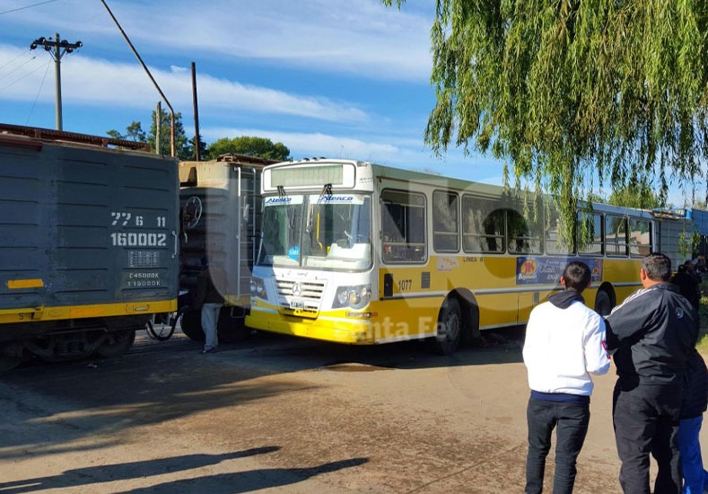 Un colectivo de la línea 18 chocó con un tren