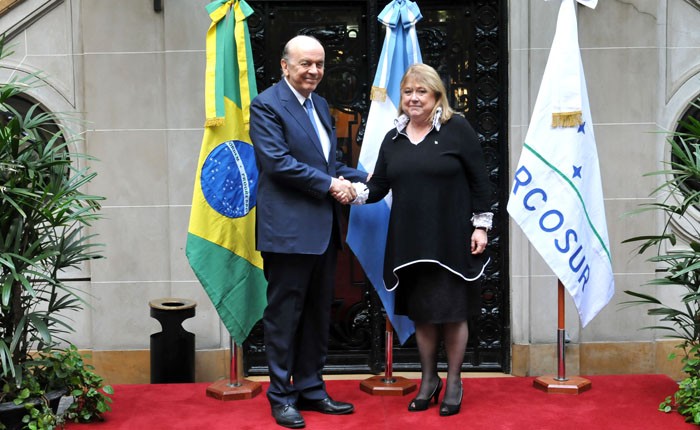 Argentina debe “sin dudas contactarse y trabajar con el nuevo gobierno de Brasil