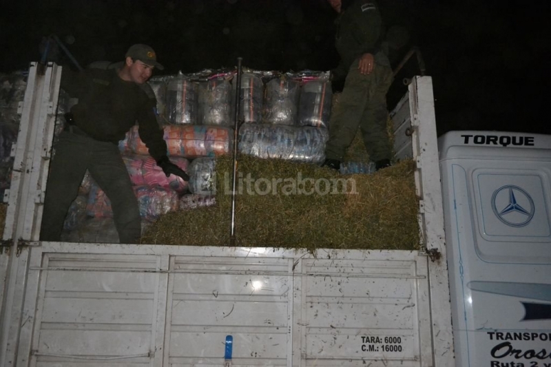 Secuestraron un cargamento ilegal de ropa escondida entre fardos de alfalfa