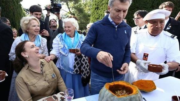 Macri almorzó locro con funcionarios y organizaciones sociales