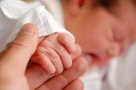 Denuncian la adopción de un bebé en circunstancias 