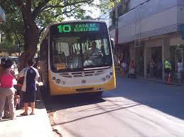 Asaltaron dos colectivos de la línea 10