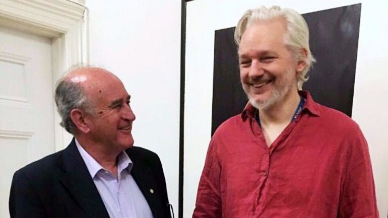 Oscar Parrilli se reunió en la embajada de Ecuador con Julian Assange