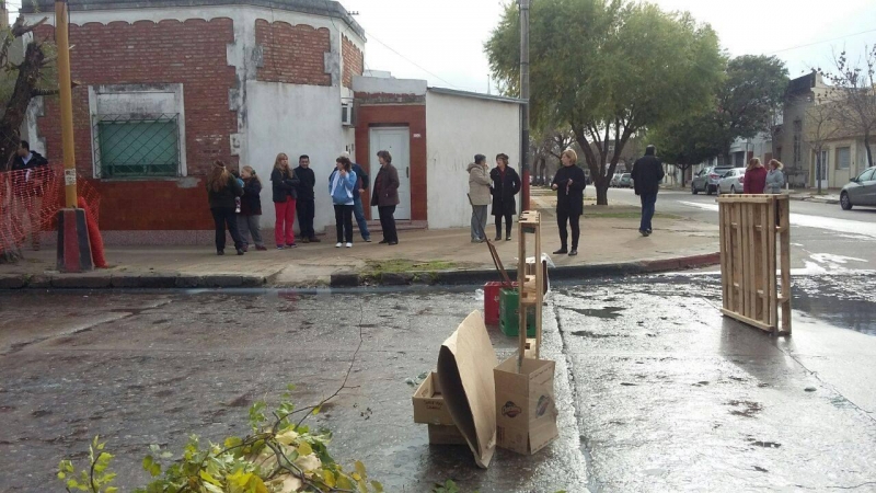 Vecinos conviven con desechos cloacales hace dos meses