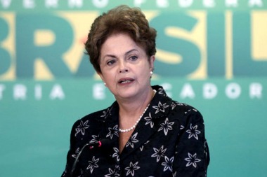 Rousseff presenta documentación de su defensa ante el Senado