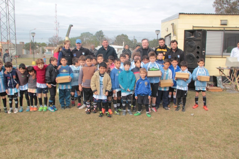 Entrega de elementos deportivos para escuelitas de futbol