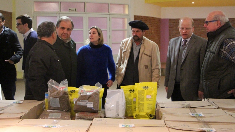 El Ministerio de la Producción entregó 365 cajas de semillas