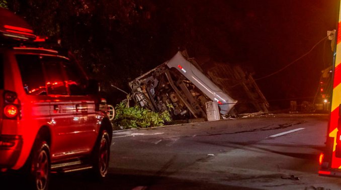 Al menos 16 muertos al caer un micro a un barranco