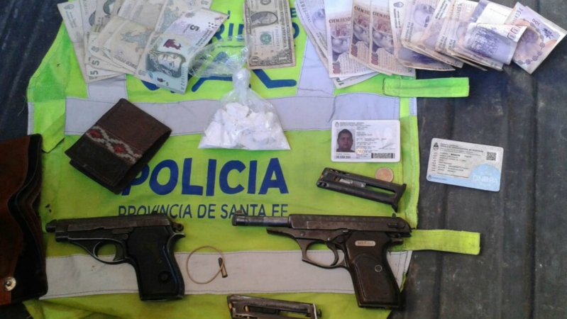 Fueron allanados armas de fuego, droga y aves autóctonas 