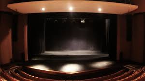Sala de teatro entrega frazadas para sobrellevar el tarifazo