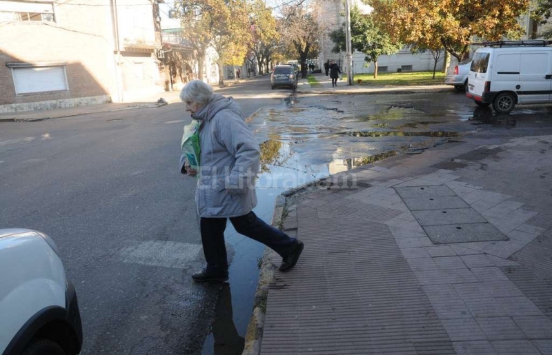 Adyacencias de la Legislatura inundadas por una perdida de agua