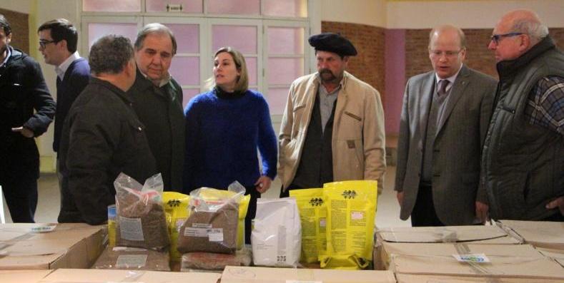 Continúan entregando cajas de semillas a productores