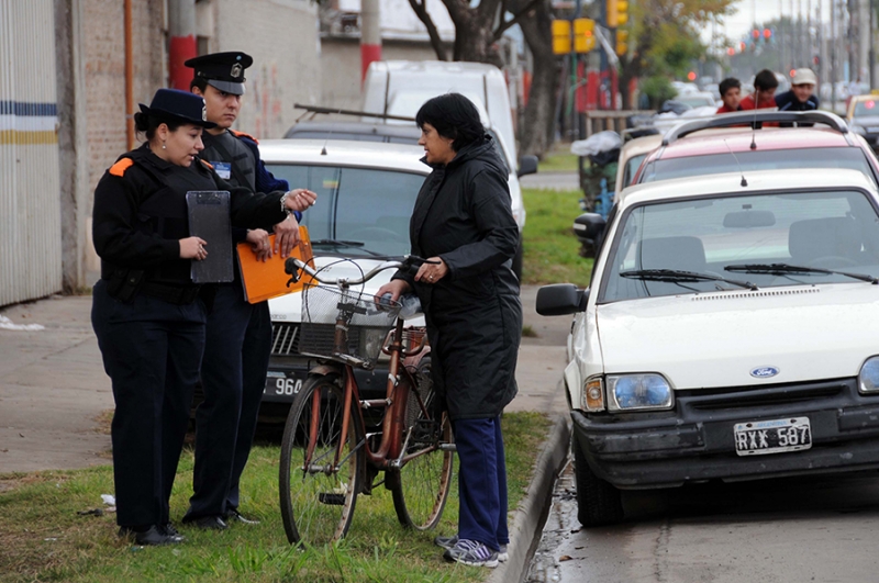 Dos policías devolvieron más de $7.000 que encontraron en la calle