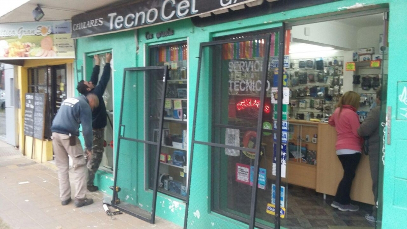 Vieron el cartel “cerrado por duelo” y entraron a robar