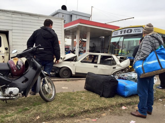 Un colectivero se desmayó y provocó un triple choque