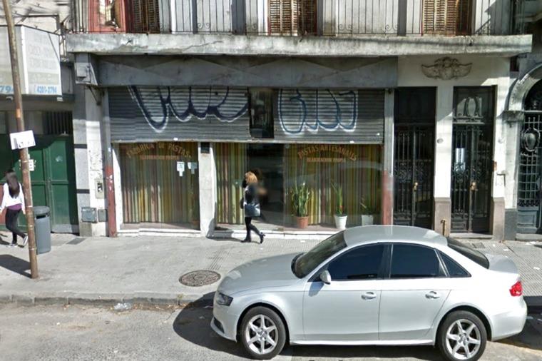 Una mujer tiene en un negocio el cadáver de su madre