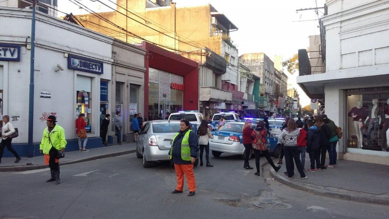 Escandalosa pelea en pleno centro santafesino