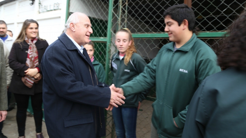 Aporte económico para que una escuela produzca gas con residuos