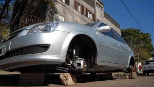 Detienen al ladrón de ruedas de auto de barrio Candioti