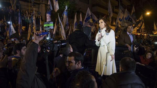 Cristina Kirchner tuvo su acto militante por el Bicentenario y habló en la caja de una camioneta