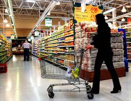 Siete de cada diez argentinos recortó sus gastos