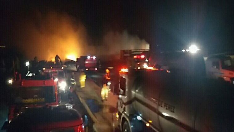 Incendio en una planta de reducción de neumáticos