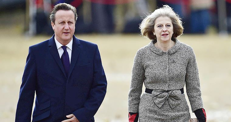 Cameron presenta su dimisión a la reina Isabel II y cede el gobierno a May