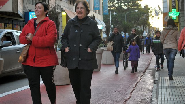Los santafesinos ya se apropiaron de la remodelada calle Mendoza
