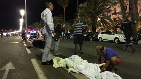 Ataque terrorista en Niza: un camión arremetió contra una multitud y provocó decenas de muertos