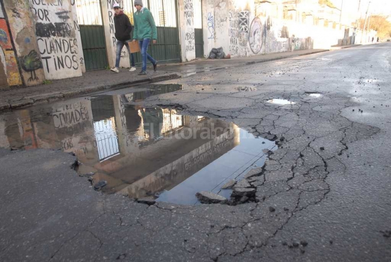 Reparan un gran bache detrás del Hospital Cullen