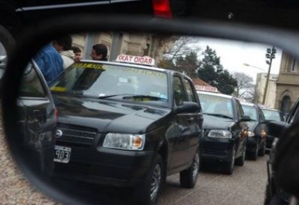 Estudian conectar el botón de pánico de los taxis al 911