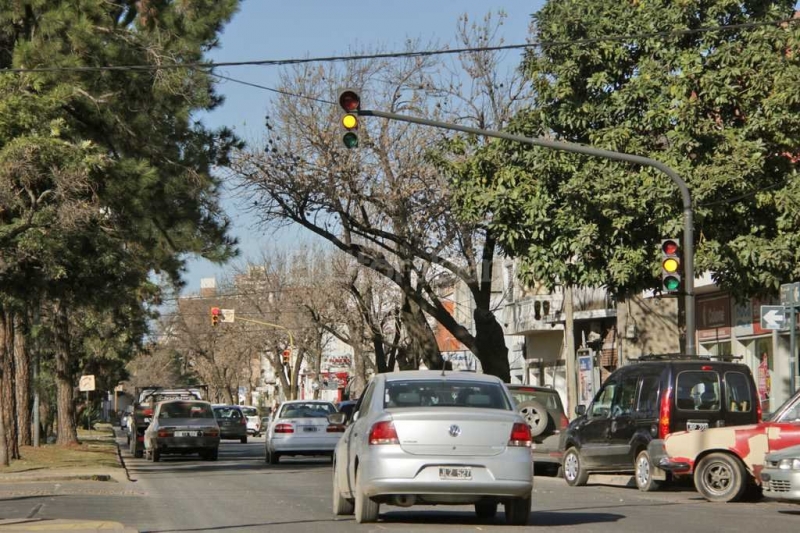 Ponen en funciones el semáforo de Aristóbulo e Iturraspe