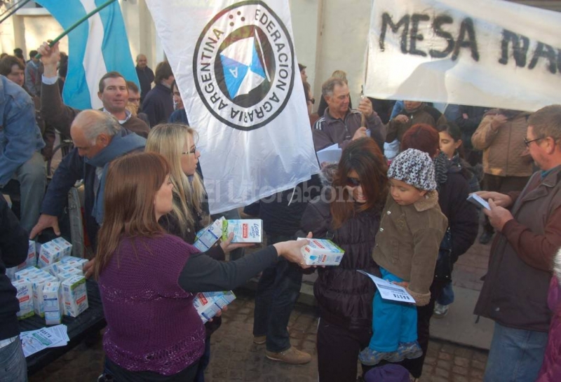 Tamberos santafesinos regalarán leche como medida de protesta