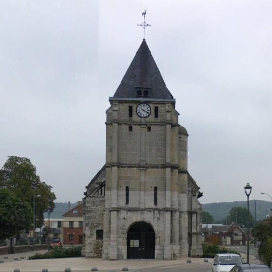 Francia: Dos hombres toman rehenes en una iglesia y matan al sacerdote