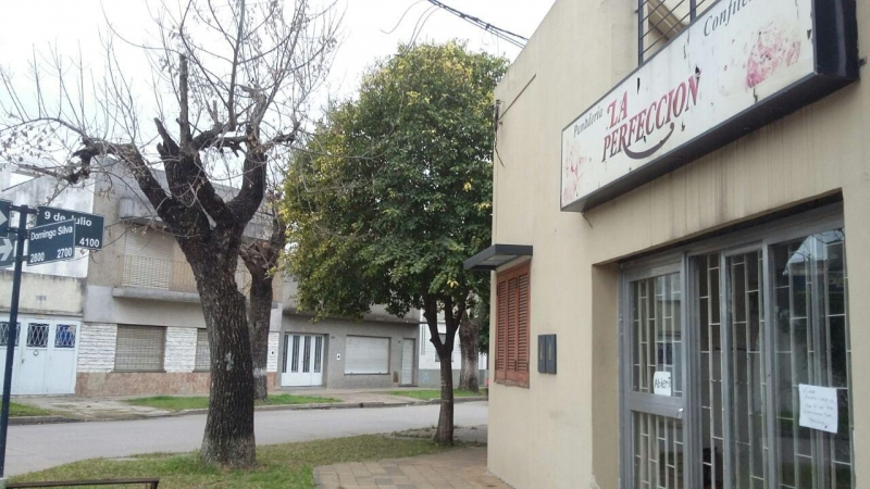 Asaltaron una panadería y manosearon a una clienta
