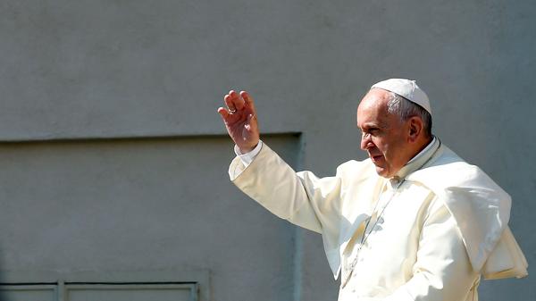 Francisco llega a Polonia con custodia y alertado por posibles atentados