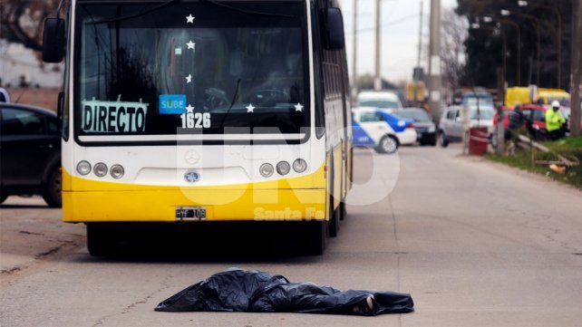Fatal: Una mujer fue embestida por un colectivo y un auto