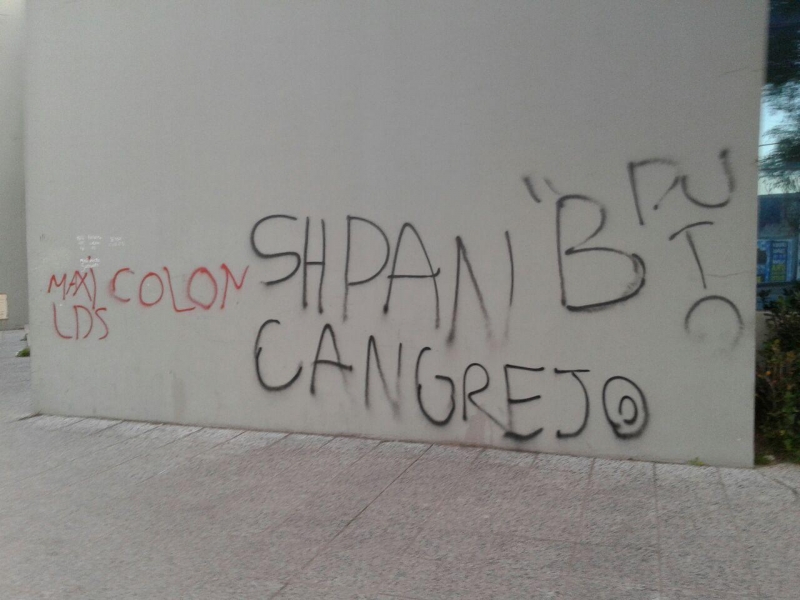 Realizaron pintadas intimidatorias en uno de los negocios de Sphan