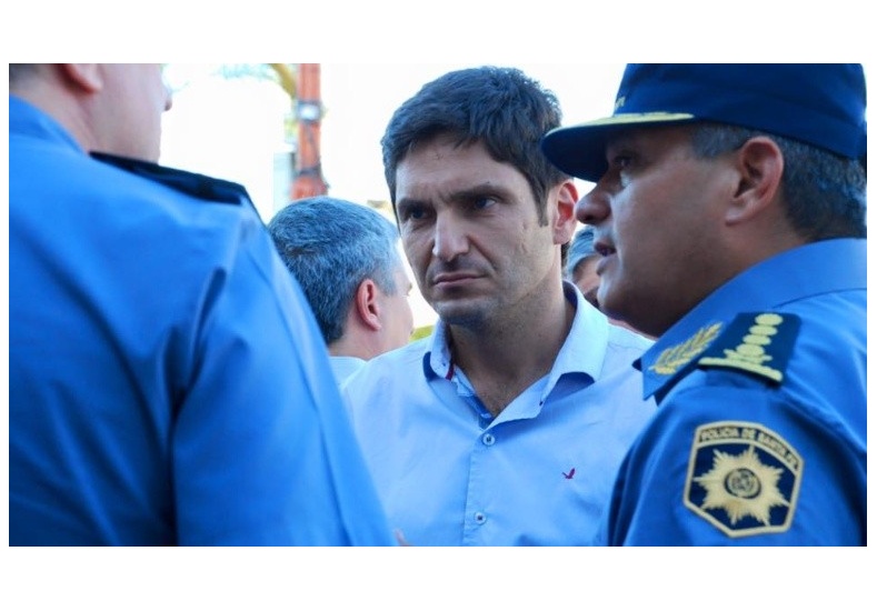 Pullaro exonerará al policía que habría alquilado su arma
